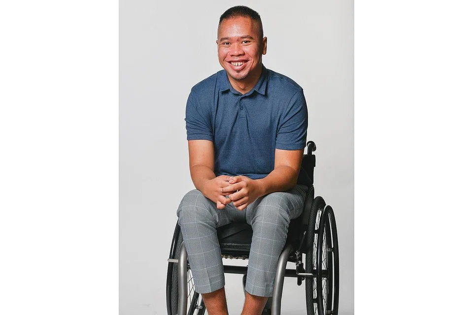 CARI ERTI HIDUP DALAM SENI: Encik Jamirul mempunyai kecederaan saraf tunjang quadriplegic, menyebabkan beliau kehilangan fungsi kaki dan memerlukan kerusi roda untuk bergerak. Kini, beliau adalah seorang pereka bebas yang mencari erti kehidupan dalam mencipta karya seni untuk pelanggannya. - Foto CDC NORTH EAST