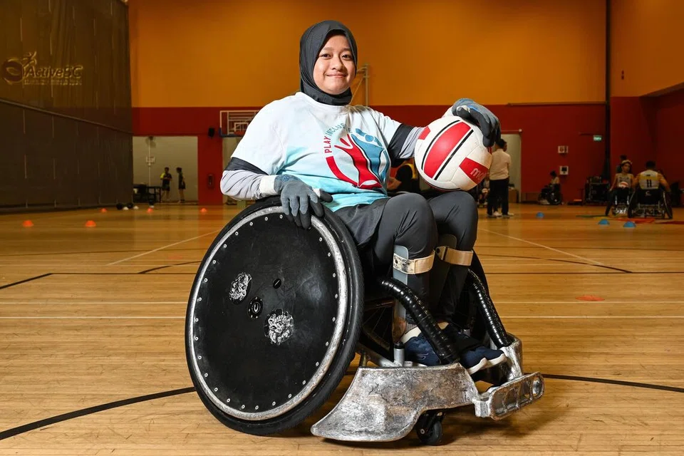 Pemain pasukan ragbi kerusi roda Persatuan Ragbi Kerusi Roda Singapura (WRAS), Nur Sabrina Suhaimi, tidak membiarkan kekurangan upaya beliau menghalang dirinya mencuba perkara baru.