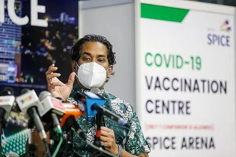TIMBANG BERI KEBEBASAN: Menteri Penyelaras Program Imunisasi Covid-19 Kebangsaan, Encik Khairy Jamaluddin, berkata kebebasan kepada penerima dos lengkap vaksin sedang dikaji sebuah jawatankuasa kerja teknikal di bawah Jawatankuasa Khas Jaminan Akses Bekalan Vaksin Covid-19 (JKJAV), yang dianggotai pakar kesihatan dan sains. - Foto THE MALAY MAIL