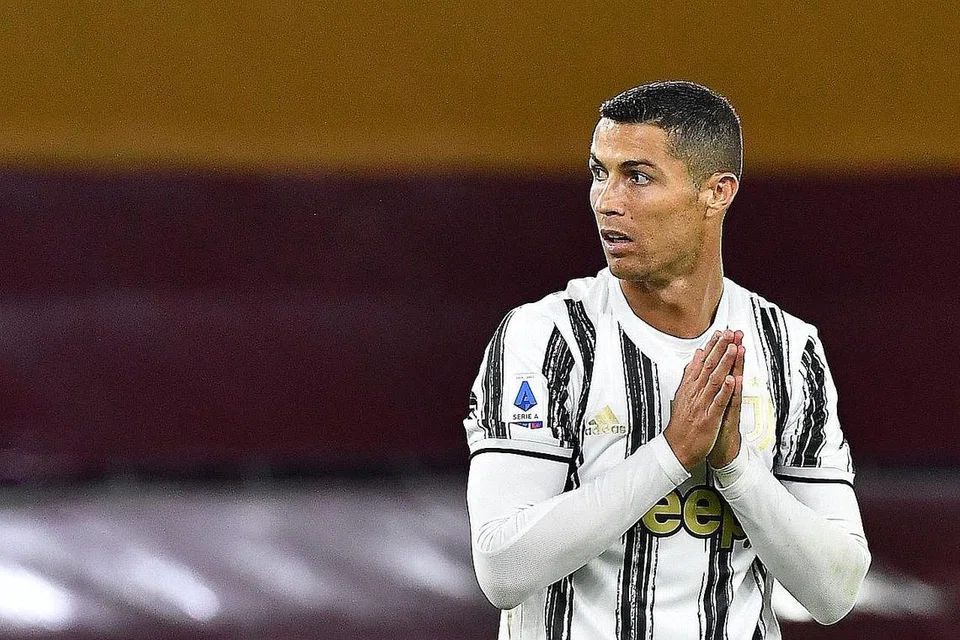 AKHIRNYA SATU LAGI ERA: Selama lebih 15 tahun, peminat bola sepak sering berdebat siapakah antara Ronaldo, 35 tahun (jersi belang hitam putih Juventus), dengan Messi, 33 tahun, merupakan pemain terbaik dunia. - Foto AFP