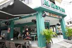 Deanna’s Kitchen, gerai mi udang halal popular mengambil alih kedai kopi di Kembangan, di 10 Jalan Masjid. Usahawan sebalik jenama itu, Cik Denise Deanna Chew dan suaminya, Encik Muhammad Asri Ramli, berkata perkembangan itu didorong oleh keinginan untuk mendapatkan lebih banyak kebebasan dan peluang pertumbuhan.