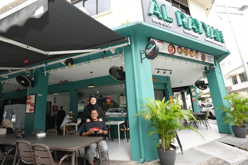 Deanna’s Kitchen, gerai mi udang halal popular mengambil alih kedai kopi di Kembangan, di 10 Jalan Masjid. Usahawan sebalik jenama itu, Cik Denise Deanna Chew dan suaminya, Encik Muhammad Asri Ramli, berkata perkembangan itu didorong oleh keinginan untuk mendapatkan lebih banyak kebebasan dan peluang pertumbuhan.