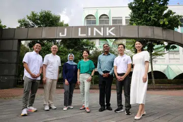 Muka baru Cik Cassandra Lee (kanan) dan Encik David Hoe (kiri), dilihat menyertai Anggota Parlimen (AP) Parti Tindakan Rakyat (PAP) iaitu (dua dari kiri) Dr Tan Wu Meng; Menteri Negara (Penerangan dan Pembangunan Digital merangkap Kesihatan), Cik Rahayu Mahzam; Menteri Kemampanan dan Sekitaran, Cik Grace Fu; Menteri Negara (Pengangkutan merangkap Undang-Undang), Encik Murali Pillai dan Encik Xie Yao Quan, semasa pelancaran pelan induk lima tahun Majlis Bandaran Jurong-Clementi pada 5 April.