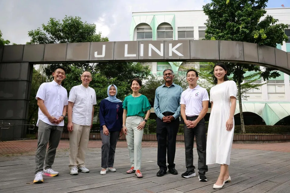 Muka baru Cik Cassandra Lee (kanan) dan Encik David Hoe (kiri), dilihat menyertai Anggota Parlimen (AP) Parti Tindakan Rakyat (PAP) iaitu (dua dari kiri) Dr Tan Wu Meng; Menteri Negara (Penerangan dan Pembangunan Digital merangkap Kesihatan), Cik Rahayu Mahzam; Menteri Kemampanan dan Sekitaran, Cik Grace Fu; Menteri Negara (Pengangkutan merangkap Undang-Undang), Encik Murali Pillai dan Encik Xie Yao Quan, semasa pelancaran pelan induk lima tahun Majlis Bandaran Jurong-Clementi pada 5 April.