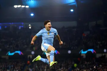 Pemain Manchester City, Julian Alvarez, gembira selepas menjaringkan gol kedua bagi pasukannya. 