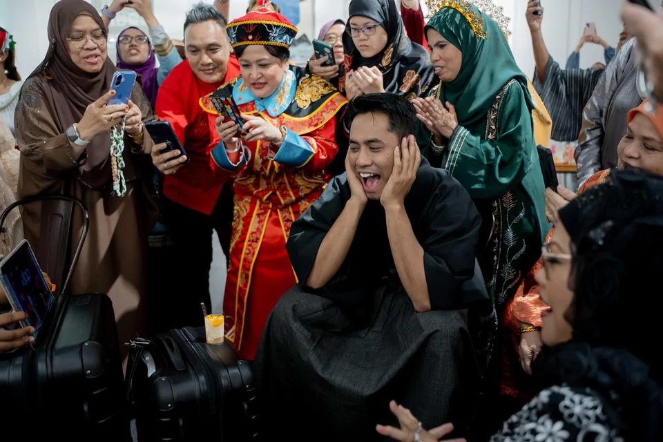 Khai Bahar meraikan kemenangan kategori Penyanyi Lelaki Popular di Anugerah Bintang Popular Berita Harian Malaysia (ABPBH) bersama peminat Singapura di Lolly Space SG pada 11 Oktober.