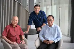 Divisyen Keselamatan dan Perisikan (SID), Encik Eddie Teo, bersama mantan Ketua Staf SID, Encik Kevin Santa Maria, dan Mantan Pengarah Kanan (Antipengganasan), Encik Ng Kah Meng, media, sempena ulang tahun ke-60