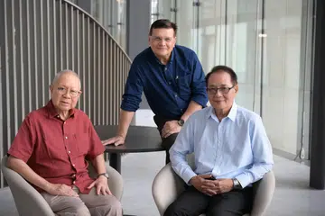 Divisyen Keselamatan dan Perisikan (SID), Encik Eddie Teo, bersama mantan Ketua Staf SID, Encik Kevin Santa Maria, dan Mantan Pengarah Kanan (Antipengganasan), Encik Ng Kah Meng, media, sempena ulang tahun ke-60