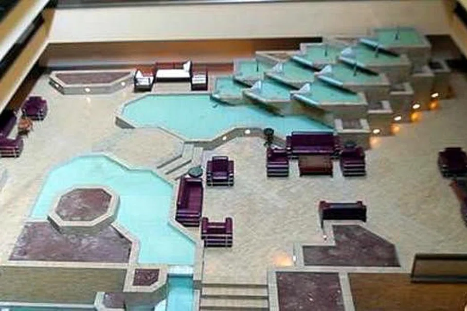 KOLAM RENANG: Seorang pengamat berkata IS menyebar gambar hotel di Mosul sebagai menunjukkan bahawa mereka tidak terjejas serangan Amerika Syarikat.