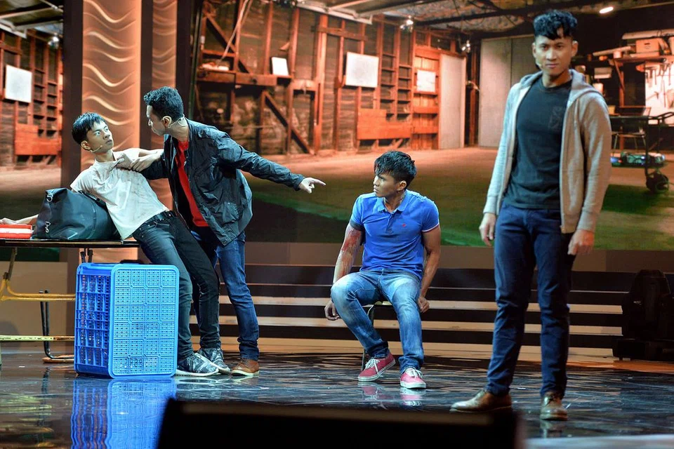 LAKONAN BERTENAGA: Ketiga-tiga finalis lelaki, (dari kanan) Sayiful 'Ariffin Abdul Rahman dan Mohammad Zulfadli Kamsani serta Danish Ashraf Suhaemi (kiri), mempersembahkan lakonan bertenaga bersama pelakon Shahril Wahid (tiga dari kanan) dalam segmen lakonan pertama berjudul 'Perangkap'. - Foto M.O. SALLEH