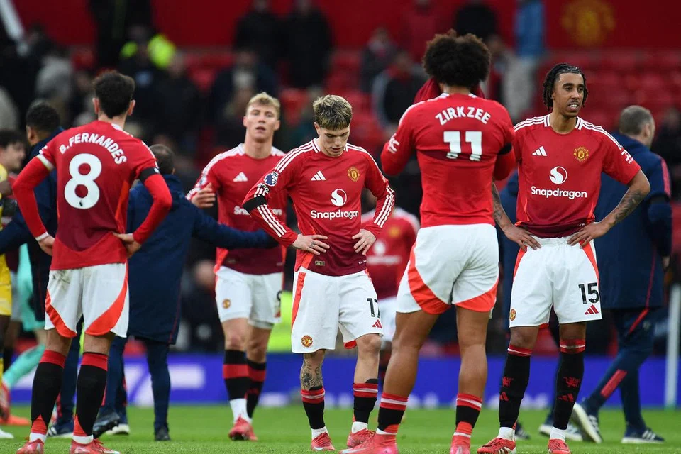 Prestasi menghampakan dan skuad yang dibelenggu kecederaan menjadi antara sebab kemunduran Manchester United dalam Liga Perdana England musim ini.   