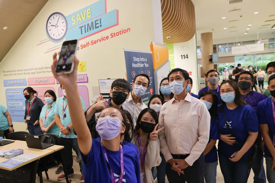 GAMBAR DENGAN KAKITANGAN: Semasa pembukaan rasmi Poliklinik Tampines North yang baru, Menteri Kesihatan Encik Ong Ye Kung  mengambil gambar berkumpulan dengan kakitangan Synapxe, sebuah agensi HealthTech Singapura.