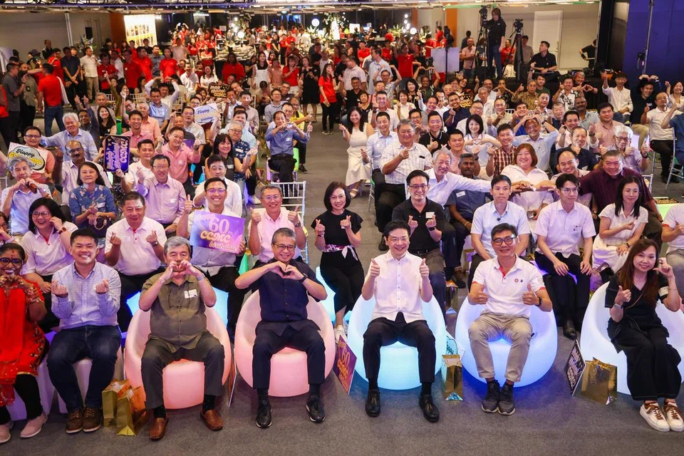 Perdana Menteri, Encik Lawrence Wong (duduk, tiga dari kanan) dan Menteri Kebudayaan, Masyarakat dan Belia, Encik Edwin Tong (duduk, empat dari kanan), dalam majlis ulang tahun ke-60 Jawatankuasa Pengurusan Kelab Masyarakat (CCMC) di One Punggol pada 4 November.