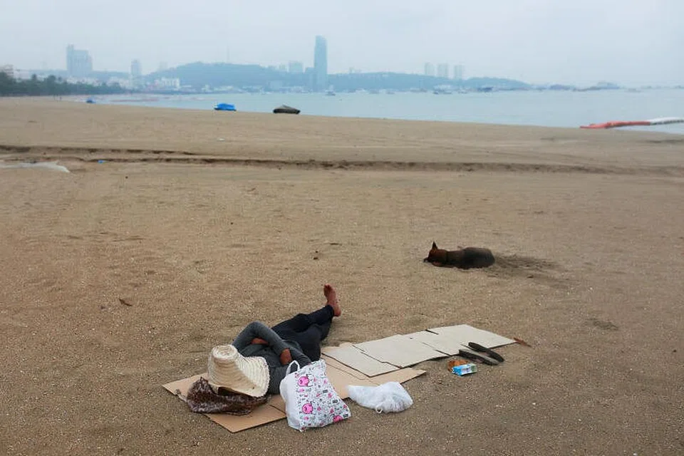 KELEMBAPAN EKONOMI: Seorang lelaki tidur di pantai di Pattaya, Thailand, yang selalunya padat dengan pelancong, menyusuli penularan penyakit koronavirus, semasa gambar dirakamkan pada 26 April lalu.