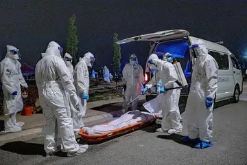 PANDEMIK COVID-19: Peningkatan kes jangkitan dan kematian akibat Covid-19 telah menjejas prestasi ekonomi Malaysia hingga mengakibatkan syarikat penarafan kredit antarabangsa, Fitch Solutions membuat semakan semula unjuran Keluaran Dalam Negara Kasar (KDNK) Malaysia. Gambar menunjukkan sekumpulan petugas perubatan pada 16 Julai lalu melakukan sanitasi ke atas jenazah pesakit koronavirus di Kuala Lumpur dan kemudian membakar kesemua alat pelindung diri yang digunakan mereka demi mencegah penularan virus. - Foto BH oleh YUSOF ASYRAF