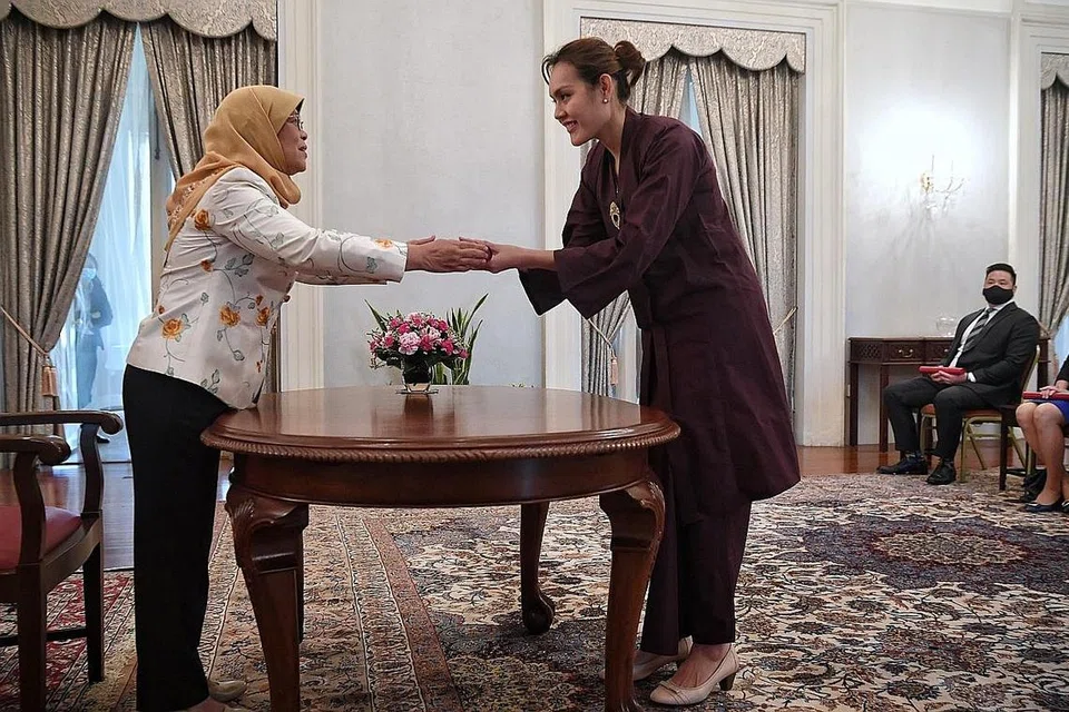 DR SHAHIRA Abdullah (kanan) antara sembilan Anggota Parlimen Dilantik (NMP) baru yang menerima surat pelantikan mereka daripada Presiden Halimah Yacob di Istana semalam.. - Foto BH oleh KUA CHEE SIONG