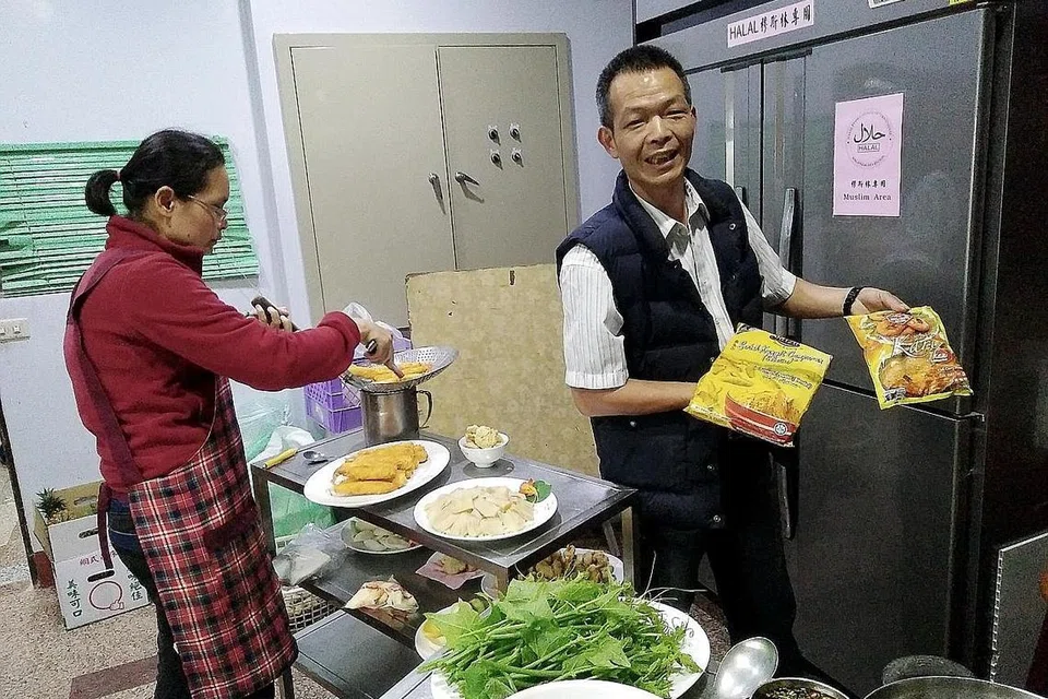 PATUH PERATURAN: Encik Jaden, pemilik Lung Yung Leisure Farm dekat Alisan, menunjukkan bahan-bahan masakan halal di dapur Muslimnya. - Foto SAINI SALLEH