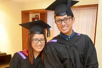 HASIL KERJA KERAS: Setelah berhempas pulas dan dengan sokongan kuat keluarga selama empat tahun akhirnya Encik Mohammed Ezaad dan isteri, Cik Julie Katherina (gambar) berjaya meraih ijazah sarjana muda dalam jurusan sosiologi dengan komunikasi. - Foto TUKIMAN WARJI