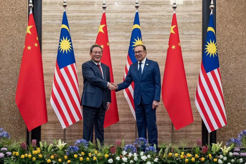 Perdana Menteri Malaysia, Datuk Seri Anwar Ibrahim (kanan), menyambut kunjungan Perdana Menteri China, Encik Li Qiang (kiri), selama tiga hari bermula 18 Jun, di bangunan Perdana Putra.