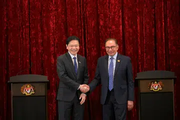 Perdana Menteri Lawrence Wong (kiri) bersama Perdana Menteri Malaysia, Datuk Seri Anwar Ibrahim, semasa lawatan Encik Wong ke Malaysia pada Jun 2024.