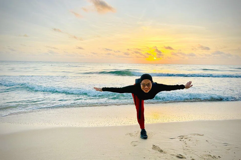 SEIMBANG: Senaman dapat meningkatkan stamina dan mencergaskan badan. Mengimbangi badan seperti yang dilakukan Dr Elly Sabrina Ismail ini adalah antara yang mudah dan menyeronokkan.