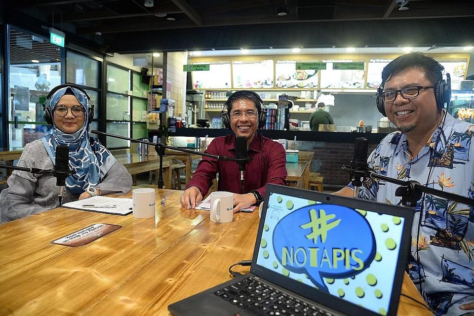 BANTUAN DISEDIAKAN: Dr Mohamad Maliki Osman (tengah) mengongsi kepada pengacara #NoTapis - Shahida Sarhid dan Suhaimi Yusof - pelbagai bantuan yang disediakan pemerintah untuk membantu warga menampung kos sara hidup. - Foto BH oleh FAKHRURADZI ISMAIL