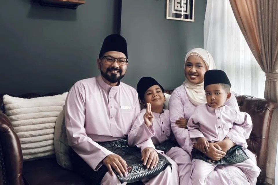 Cik Sri Cempaka Abdul Gaffaur dan suaminya, Encik Muhammad Harith Sazli, mempunyai beberapa strategi dalam memastikan pengalaman berjalan Raya yang tenang bagi anak mereka, Muhammad Adam Nayel (dua dari kiri), yang mengalami autisme. Pasangan itu juga mempunyai seorang lagi anak, Muhammad Aiman Naim.