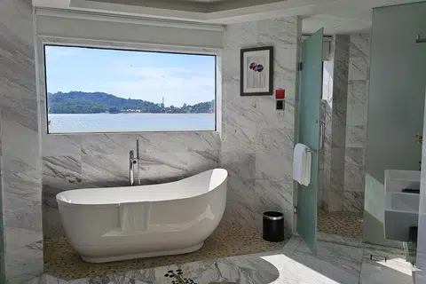 Para tetamu boleh melihat pemandangan laut daripada bilik air di dalam antara vila yang terdapat di Lexis Hibiscus. 