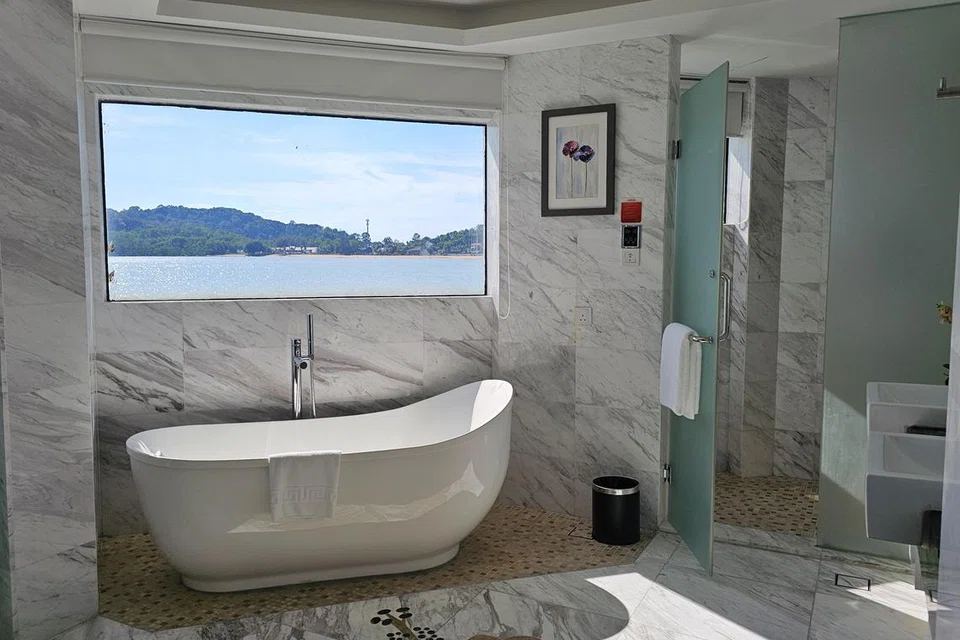 Para tetamu boleh melihat pemandangan laut daripada bilik air di dalam antara vila yang terdapat di Lexis Hibiscus. 