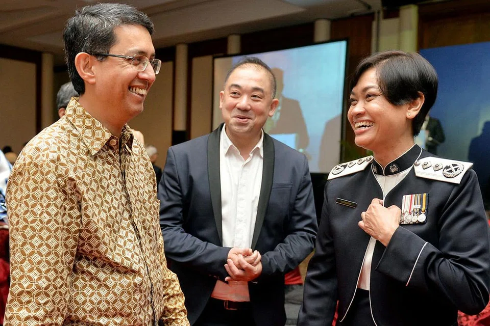 UCAP TAHNIAH: Setiausaha Parlimen (Pendidikan merangkap Pembangunan Sosial dan Keluarga), Profesor Madya Muhammad Faishal Ibrahim (kiri), mengucapkan tahniah kepada Cik Zuraidah. - Foto M.O. SALLEH