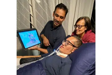 GANDING TENAGA: Riz Sunawan, Cik Hidayah Amin (belakang, kanan) dan Khairudin Saharom menghasilkan buku dwibahasa untuk sebarkan kesedaran dan menjana dana untuk keperluan perubatan Riz. - Foto-foto HELANG BOOKS