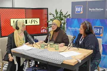BANYAK KISAH MENARIK: Rahimah Rahim (tengah) menceritakan pelbagai kisah menarik dalam penglibatannya di bidang seni menerusi temu ramahnya dengan wartawan Shahidah Shahid (kiri) dan Atiyyah Mohd Said. - Foto BH oleh SITI AISYAH NORDIN