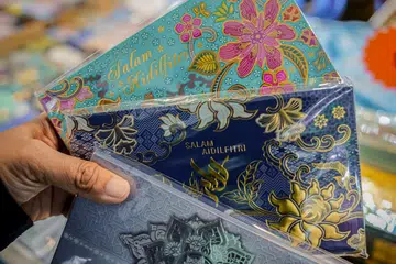 Pemberian duit Raya tidak seharusnya dianggap sebagai satu tradisi sahaja, namun anggaplah ia sebagai satu peluang ibadah kita kepada Tuhan.