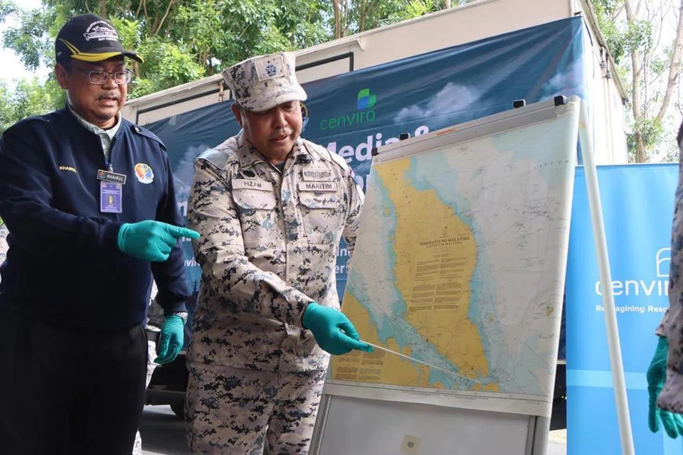 TUMPAS SINDIKET: Timbalan Ketua Pengarah Agensi Penguatkuasaan Maritim Malaysia (Pengurusan), Encik Khairul Anwar Bachok (kiri), bersama  Pengarah Maritim Negeri Johor, Laksamana Pertama Maritim Nurul Hizam Zakaria (kanan), menunjukkan peta laluan laut yang digunakan sindiket antarabangsa untuk menyeludup dadah ke Malaysia.