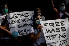 KEPRIHATINAN NEGARA: Pekerja kesihatan di Filipina melaungkan ujian percuma beramai-ramai dan vaksin percuma menyusuli penularan wabak Covid-19 di Quezon City, Metro Manila. - Foto REUTERS 