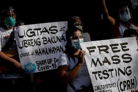 KEPRIHATINAN NEGARA: Pekerja kesihatan di Filipina melaungkan ujian percuma beramai-ramai dan vaksin percuma menyusuli penularan wabak Covid-19 di Quezon City, Metro Manila. - Foto REUTERS 