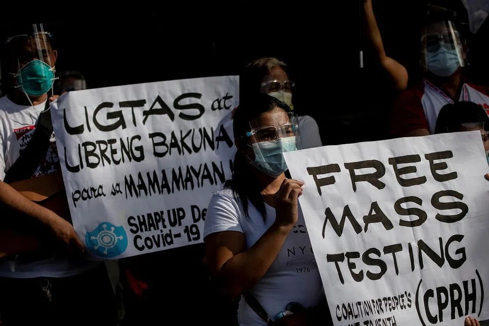 KEPRIHATINAN NEGARA: Pekerja kesihatan di Filipina melaungkan ujian percuma beramai-ramai dan vaksin percuma menyusuli penularan wabak Covid-19 di Quezon City, Metro Manila. - Foto REUTERS 