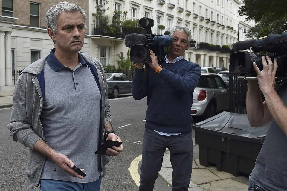 MEMANG MINATI MANCHESTER: Bekas pengurus Porto, Real Madrid dan Chelsea, Jose Mourinho, pernah melahirkan harapannya dapat memimpin United suatu hari nanti. Harapannya itu kini tercapai. - Foto REUTERS