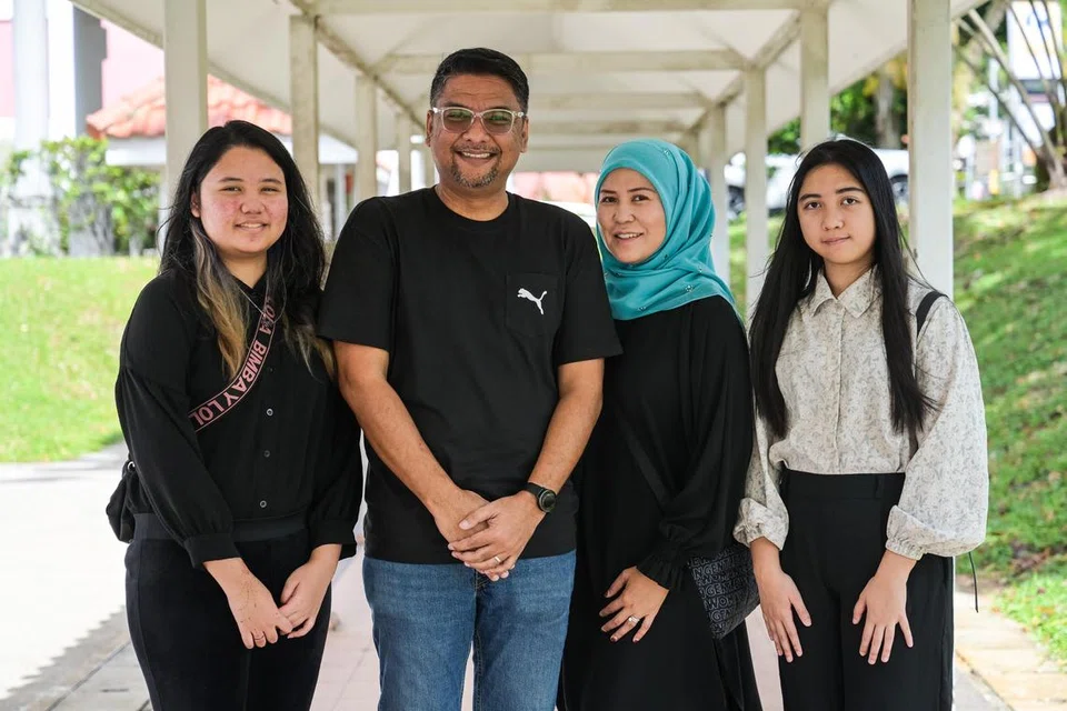 Encik Ruzaidie Dar Surnik memastikan kegiatan sukarelawan yang dilakukan keluarganya yang terdiri daripada isteri Cik Haznita Jaafar (dua dari kanan) dan anak-anak Cik Nyra Elleyeen (kiri) dan Qyra Aneeqa (kanan) adalah keputusan yang diambil secara sekeluarga, dan bukan sesuatu yang beliau meminta anggota keluarganya lakukan. 