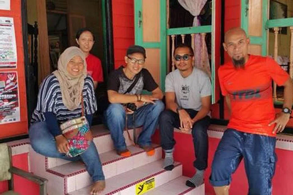 BALAI SENI DESA: (Dari kiri) Cik Fazelah Supaat Abas, Cik Fajrina Razak, Encik Abu Jalal Sarimon, Encik Dino Hafian Ahmad dan Encik Amin Yasin menikmati keunikan balai seni dalam sebuah rumah kampung yang turut menawarkan program artis berkelana.