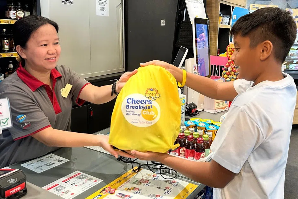 Murid Darjah 6 yang menduduki Peperiksaan Tamat Sekolah Rendah (PSLE) pada 2024 boleh mengunjungi cawangan Cheers atau FairPrice Xpress pada 20 hingga 21 September dan menunjukkan kad pelajar atau slip peperiksaan PSLE bagi mendapatkan bungkusan sarapan berkhasiat. 