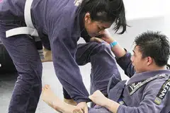 AKTIF DALAM SUKAN: Cik Azimah Azmi bukan sahaja minat dalam powerliftingmalah aktif dalam bidang bela diri jiu jitsu Brazil (atas). - Foto ihsan AZIMAH AZMI 