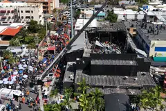 Anggota pasukan bomba dan penyelamat menjalankan operasi di lokasi runtuhan bumbung Kelab Jet Set (tengah) di Santo Domingo, Republik Dominican, pada 8 April 2025.
Menurut data sementara terbaru daripada Pusat Operasi Kecemasan (COE), angka korban akibat runtuhan bumbung kelab malam popular di ibu negara itu telah meningkat.