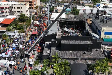 Anggota pasukan bomba dan penyelamat menjalankan operasi di lokasi runtuhan bumbung Kelab Jet Set (tengah) di Santo Domingo, Republik Dominican, pada 8 April 2025.
Menurut data sementara terbaru daripada Pusat Operasi Kecemasan (COE), angka korban akibat runtuhan bumbung kelab malam popular di ibu negara itu telah meningkat.