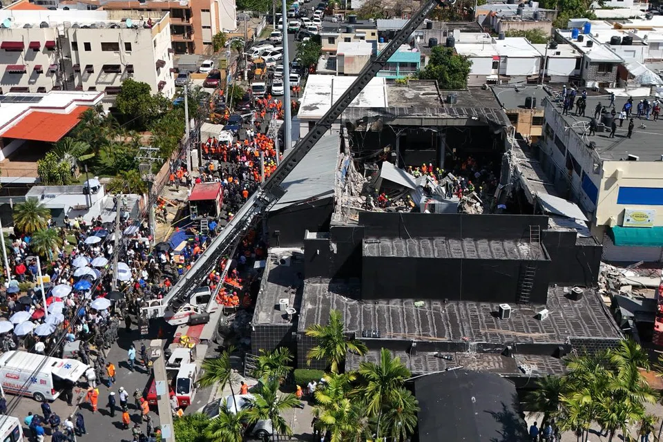 Anggota pasukan bomba dan penyelamat menjalankan operasi di lokasi runtuhan bumbung Kelab Jet Set (tengah) di Santo Domingo, Republik Dominican, pada 8 April 2025.
Menurut data sementara terbaru daripada Pusat Operasi Kecemasan (COE), angka korban akibat runtuhan bumbung kelab malam popular di ibu negara itu telah meningkat.