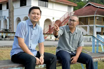 KENANGAN LAMA: Encik Shahreen Aman (kiri) dan Encik Mohamad Roszaini Mohamed Rossne tertawa bersama apabila mereka mengimbas kembali kenangan mereka menjalani Perkhidmatan Negara (NS) di Akademi Polis Lama. - Foto M.O. SALLEH