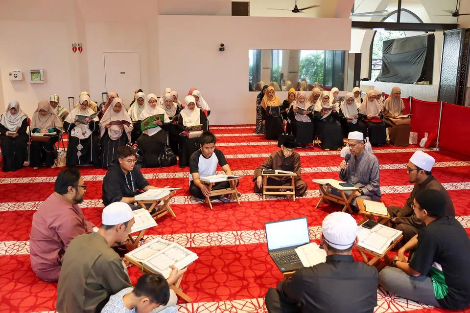 Program ‘Quran Hour’ 2024 mendapat sambutan
yang jauh lebih baik berbanding tahun sebelumnya. Program satu jam itu bertujuan menyatukan masyarakat dan memperkayakan kehidupan beragama masyarakat melalui bacaan al-Quran secara berkumpulan, sebagai permulaan kepada malam Nuzul Quran.