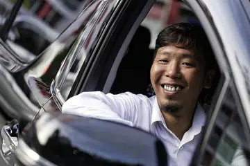 TERUS MENCABAR: Sejak penularan Covid-19, sumber kewangan Encik Farhan Hanafi terjejas dek kekurangan penumpang. - Foto BH oleh AZMI ATHNI