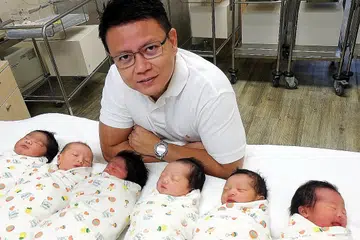 KOMITED PADA KERJAYA: Dr Jazlan Joosoph yang sudah tiba di Hospital Raffles seawal 7 pagi pada tahun baru kelmarin gembira dapat membantu menyambut kelahiran enam bayi dengan yang terakhir dilahirkan pada 7.23 malam. - Foto KHALID BABA