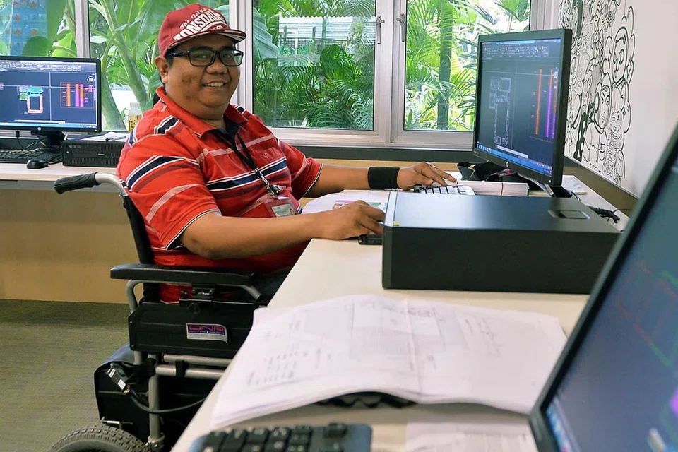 UPAYA BEKERJA: Encik Rizam sedang menjalani latihan sembilan bulan bagi lukisan arkitek. Beliau berpeluang meraih pekerjaan dengan syarikat BIM Studio setelah selesai menjalani latihan itu. - Foto KHALID BABA